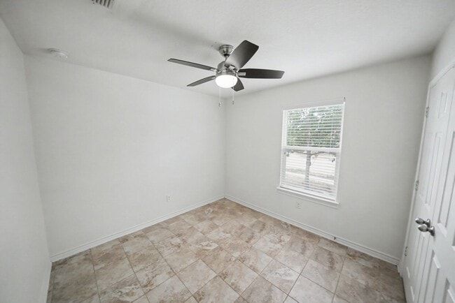 Building Photo - Stylish 3BR + Flex Home with Solar Near Randolph AFB - Realtor Commission: $500