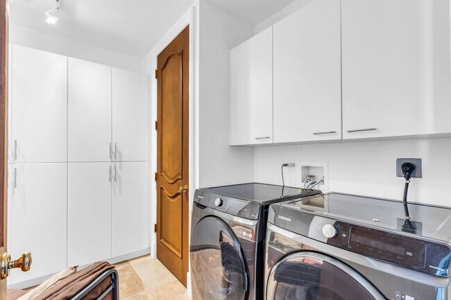 Building Photo - Step into luxury with this fully furnished PH offering stunning ocean and bay views. Located in t...
