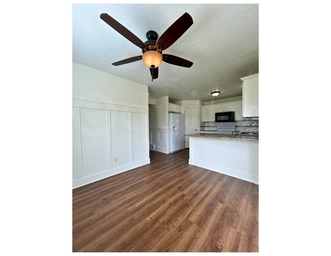 Building Photo - 8045 N Plum Creek Dr