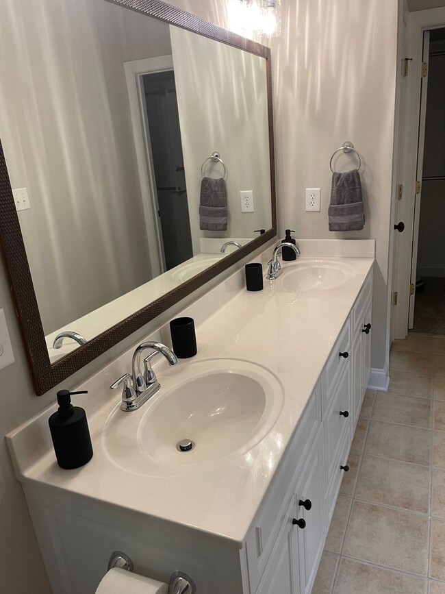 Building Photo - EXECUTIVE FULLY FURNISHED TOWNHOME IN GATED COMMUNITY