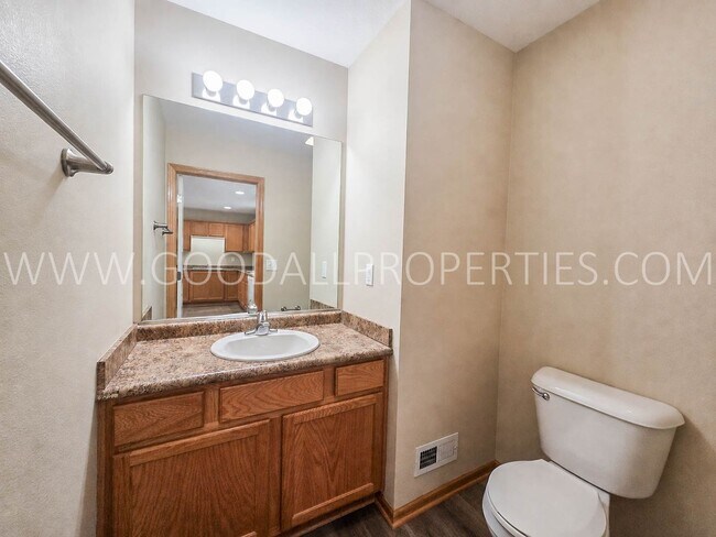 Building Photo - 2-Bedroom, 2.5-Bath Urbandale Townhome with Attached 2-Car Garage