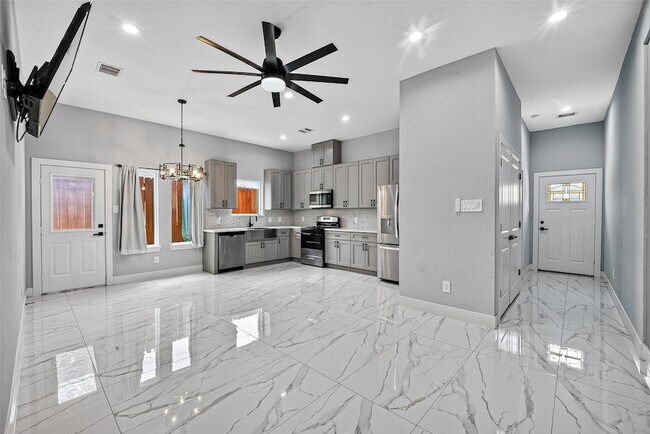 Building Photo - 5027 Dickens Rd