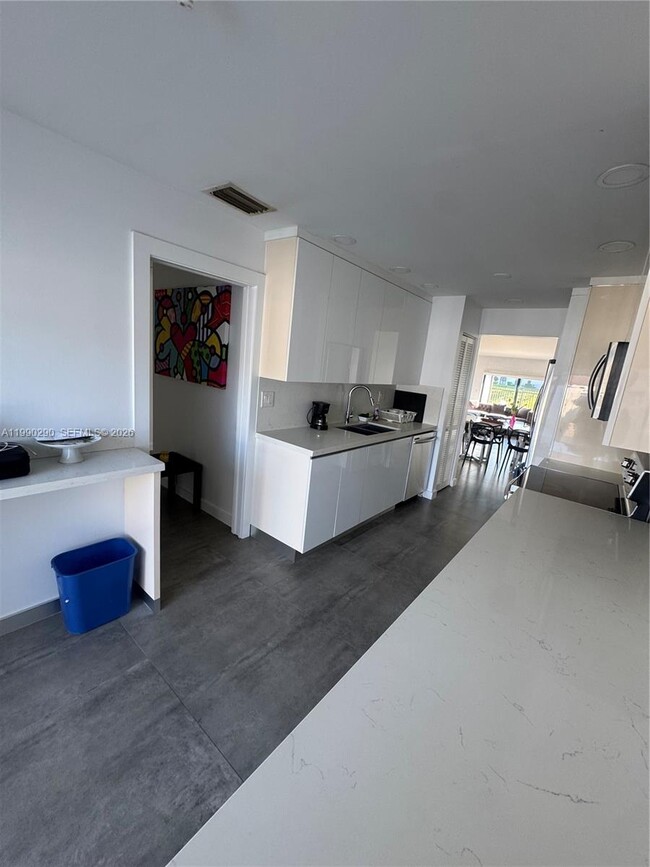 Building Photo - 534 NE 195th St