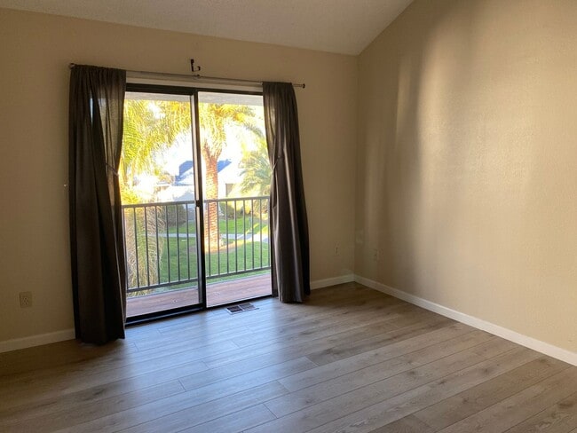 Building Photo - Well maintained Harbor Bay townhome. 2 bed...