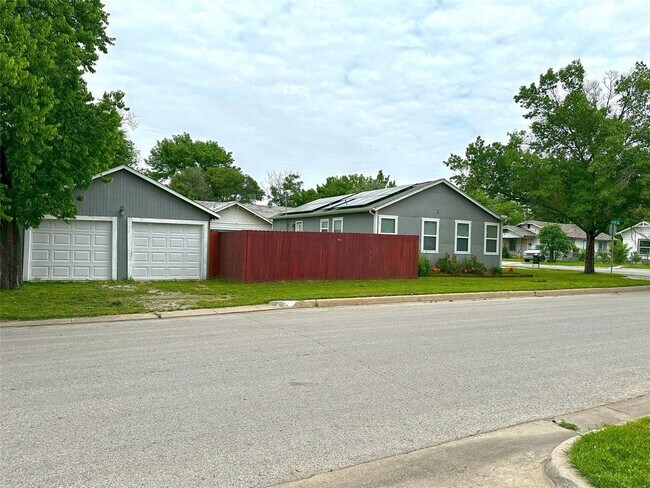 Building Photo - 3144 Gordan