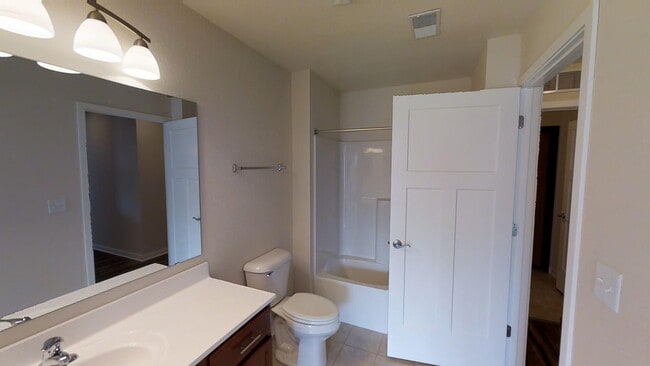Building Photo - Condo Style Lower 1 Bedroom 1 Bathroom Apartment