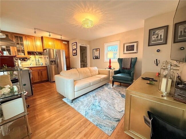 Building Photo - 611 Lyons St