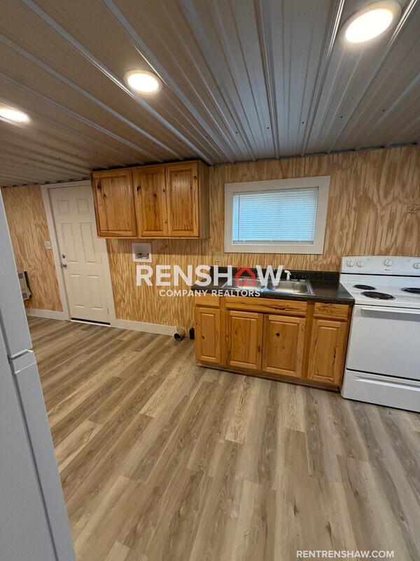 Building Photo - 123 Barham St