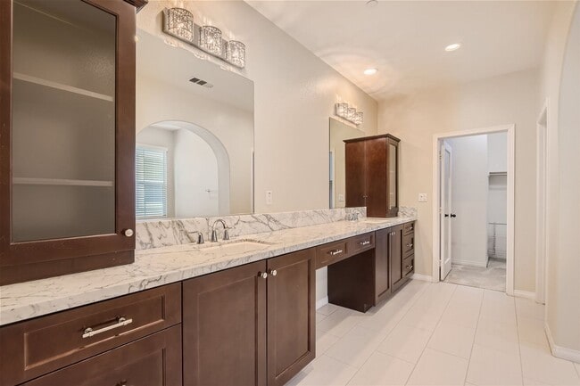 Building Photo - Don't miss out on this 4 Bedroom/ 4.5 Bath...