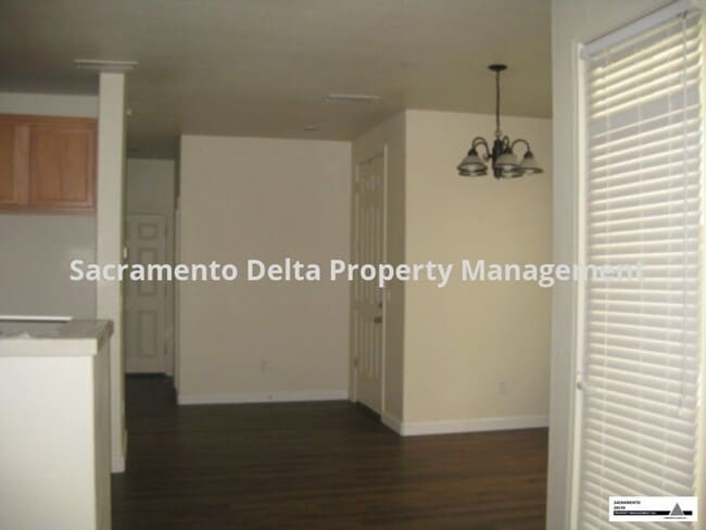Building Photo - Spacious 3 Bed/2.5 Bath Home in a Great Lo...