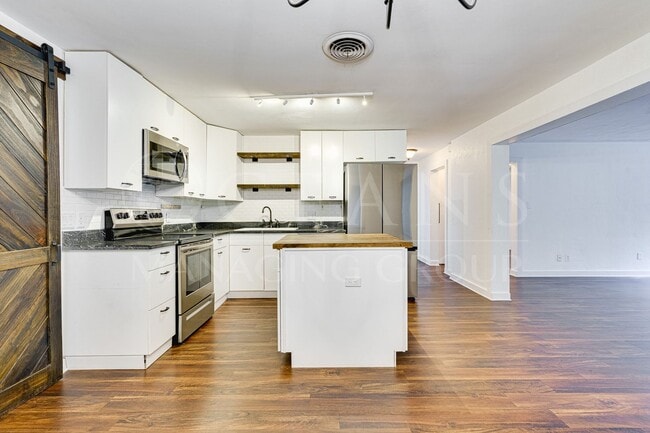 Building Photo - Historic GEM! – The First Female-Built Home in Holly Hill