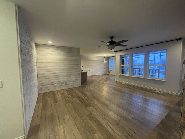 Building Photo - 1502 E Bogard Rd