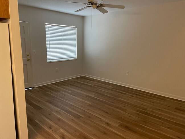 Building Photo - Venice Island 1Br/1Ba Condo Ground Floor
