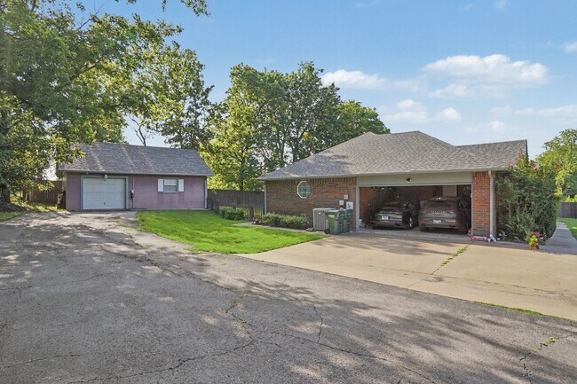 Building Photo - 710 Christmas Ln
