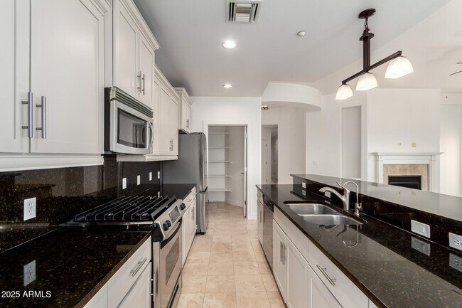 Building Photo - 945 E Playa Del Norte Dr