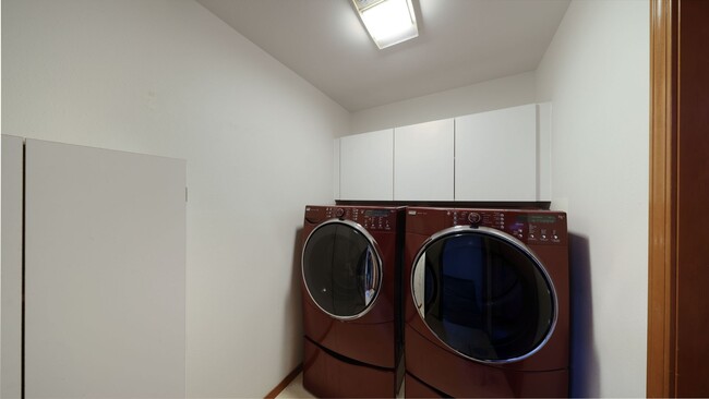 Building Photo - 3 Bed 2 Bath - No Pets - Gas furnace and A/C - NAS Whidbey