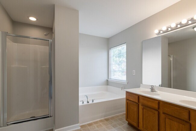 Building Photo - Spacious 4BR/3BA Home Near Downtown Durham | Deposit-Free Living | 1st-Floor Bedrooms