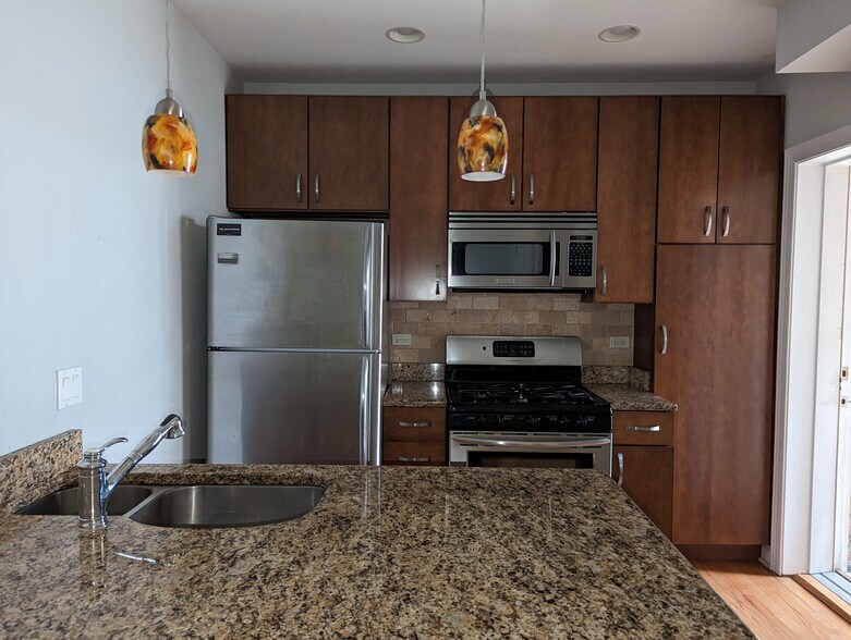 Building Photo - 3808 N Marshfield Ave