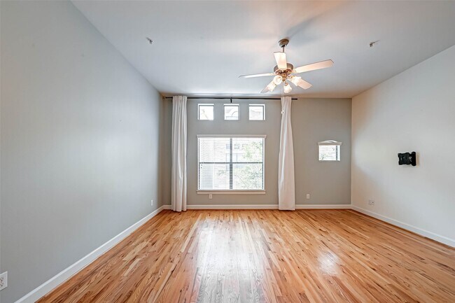 Building Photo - 11315 S Main St