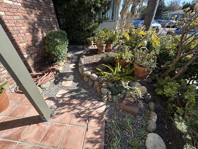 Building Photo - LIVE THE OCEAN BEACH LIFESTYLE!