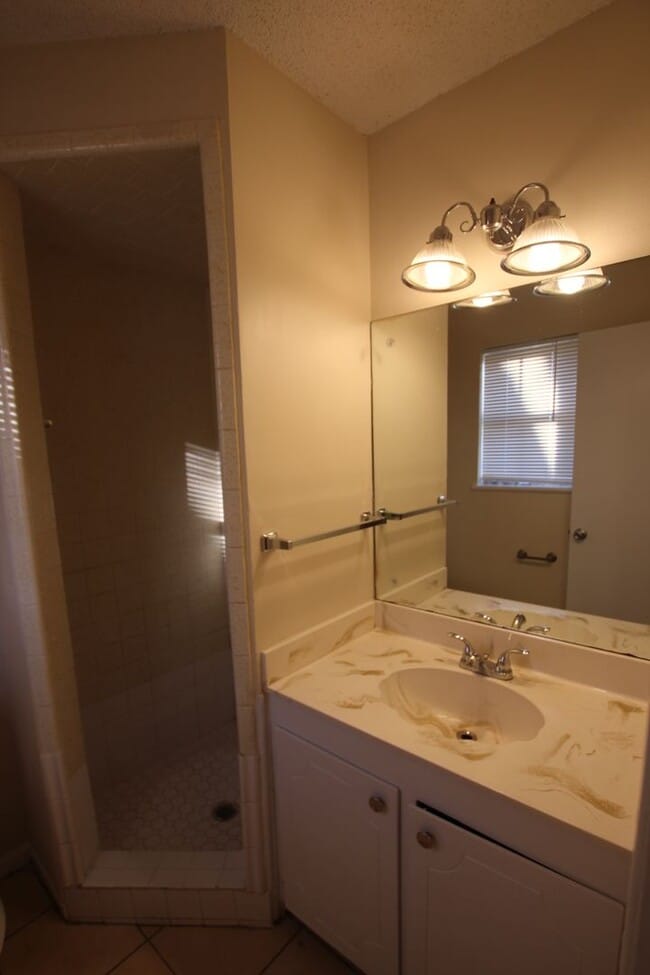 Building Photo - Spacious 3-Bedroom Home in South Tyler – A...