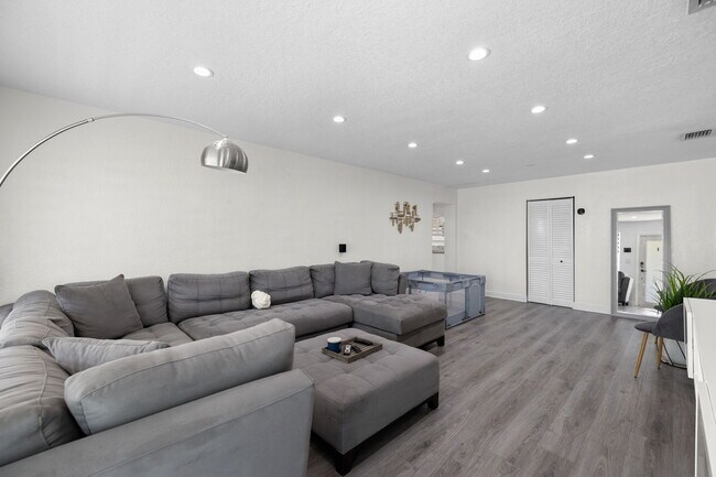 Building Photo - 7021 SW 10th Ct