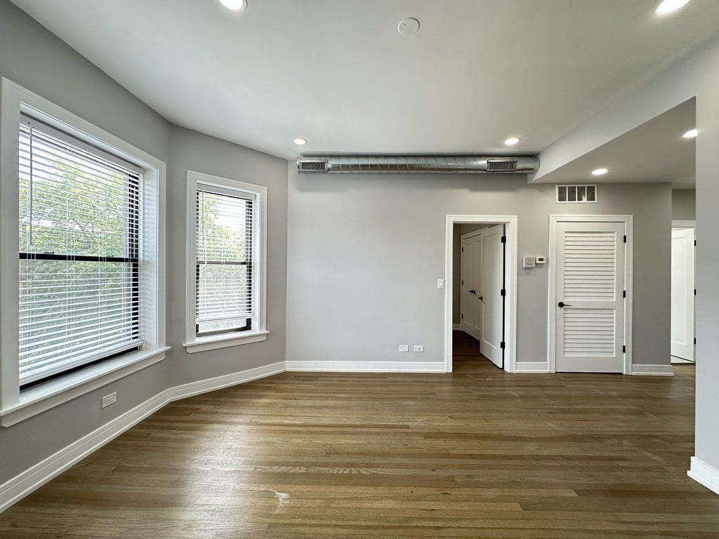 Building Photo - 3834 N Wilton Ave