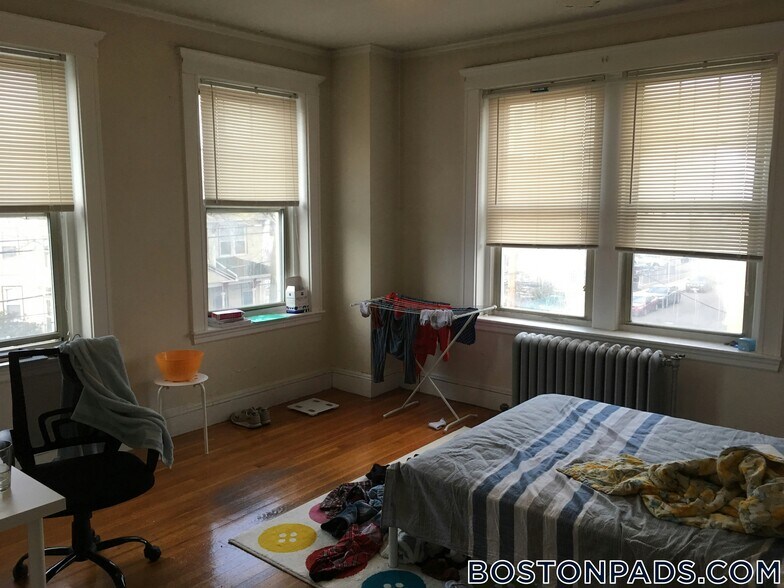 Building Photo - 96 Maple St