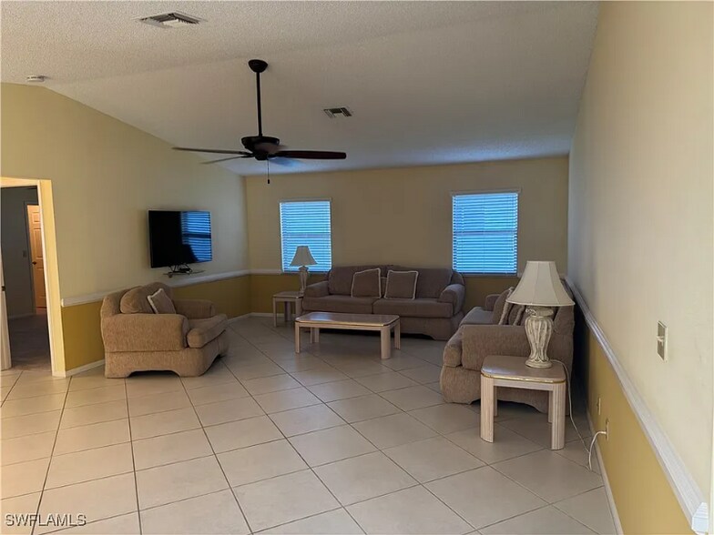 Building Photo - 4628 SW 18th Ave