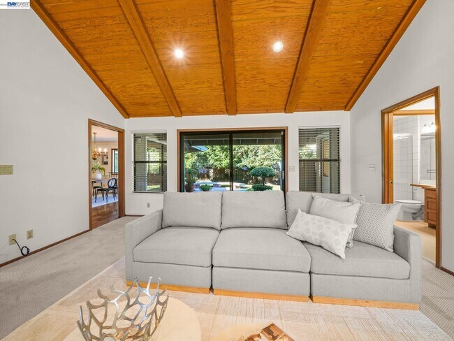 Building Photo - 261 St Paul Dr