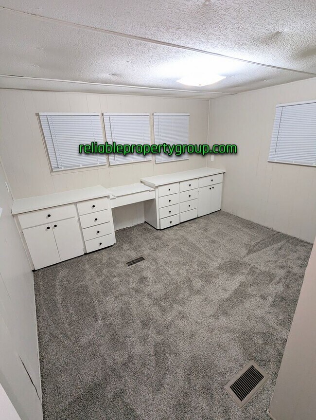 Building Photo - New Listing!!