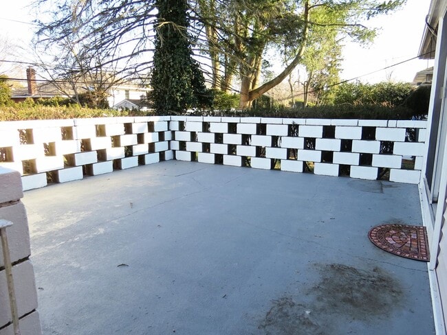 Building Photo - Large Split Level