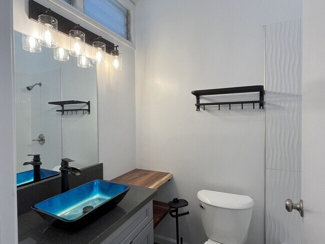 Building Photo - Renovated 3 bedroom, 2.5 bath split level ...