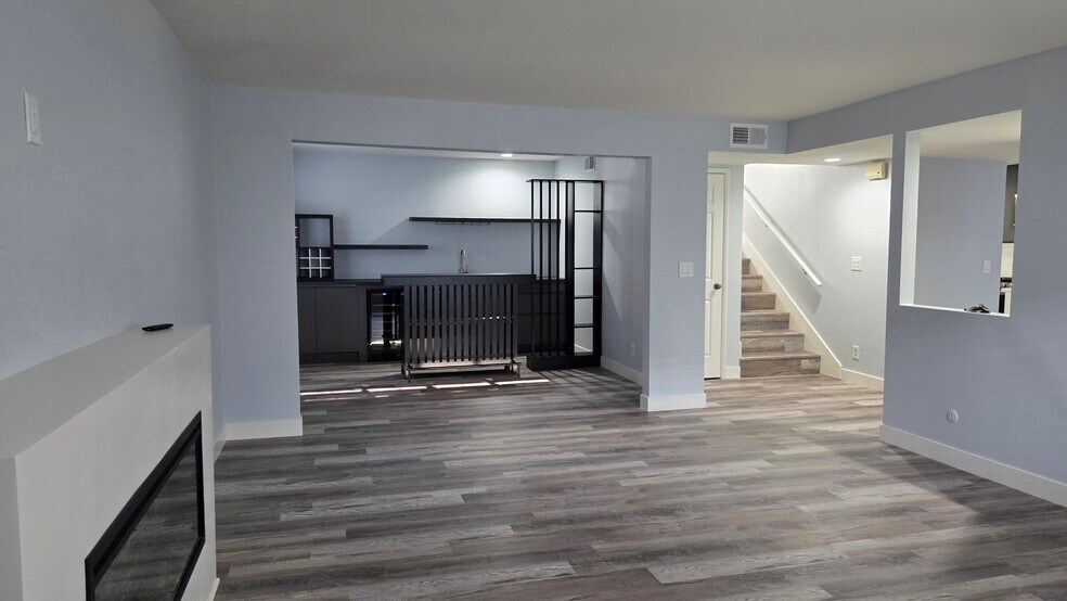 Building Photo - 21620 Burbank Blvd