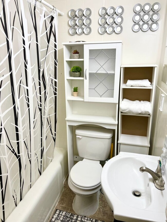 Building Photo - Clean Downtown One Bedroom Utilities Included