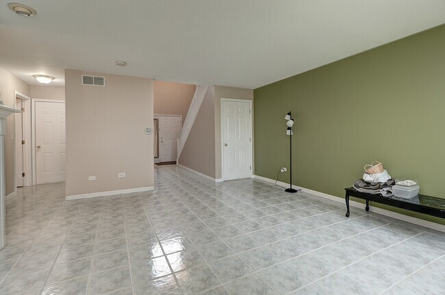 Building Photo - 16046 S Fairfield Dr