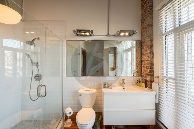 Building Photo - Luxury Penthouse Loft – 3,200 sq. ft. Down...