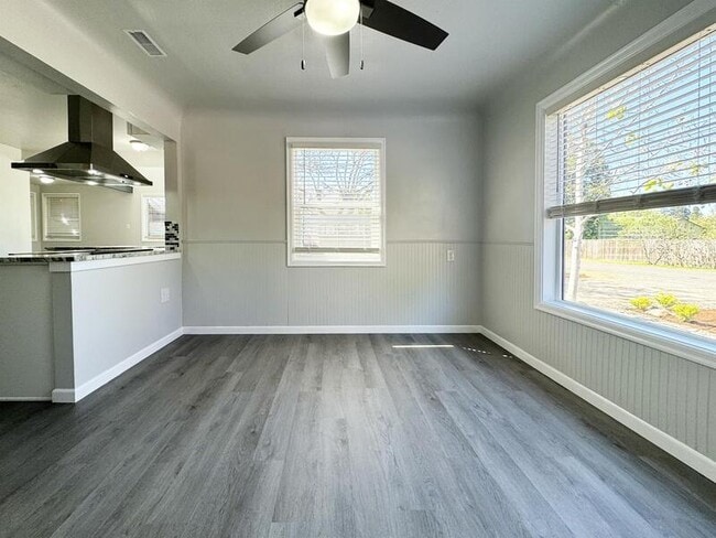 Building Photo - 801 Dorris St