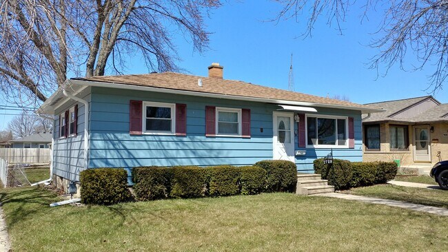 Building Photo - 3 Bedroom 1 Bath Adorable Cape Cod