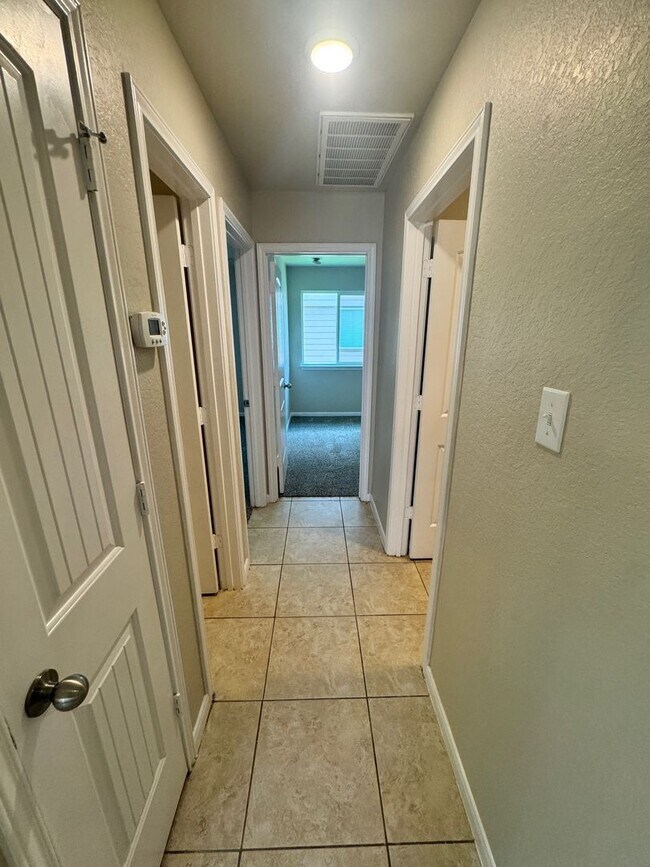 Building Photo - Ready for MOVE-IN - Very Nice- 1 Story 3 B...