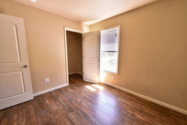 Building Photo - 83 Ennis Dr