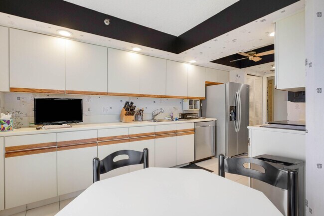 Building Photo - 5279 Fountains Dr S