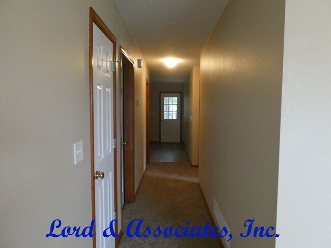 Building Photo - 318 Lois Ln