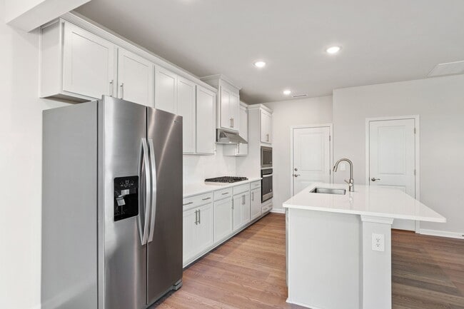 Building Photo - Stunning 3-Bedroom Residence in Oak Manor,...