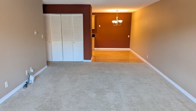 Building Photo - Beautuful 1 bed condo close to linden hills shopping, paths and the lakes!