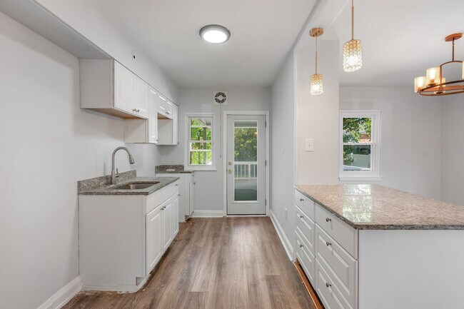 Building Photo - PENDING - Newly Renovated 3 Bedroom 2 Bathroom in