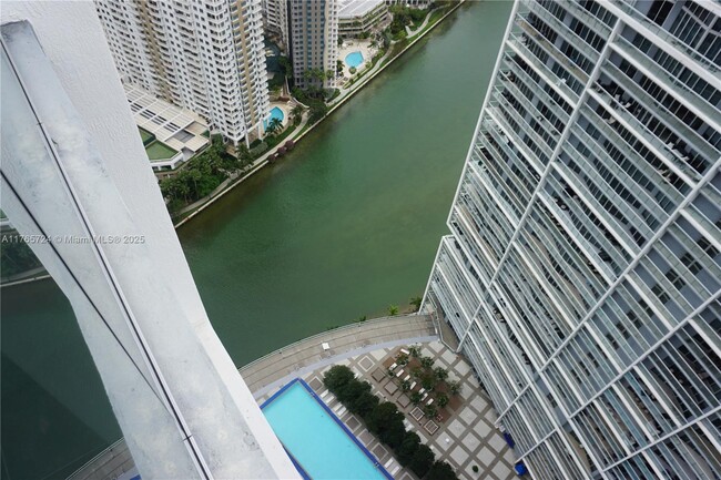 Building Photo - 475 Brickell Ave