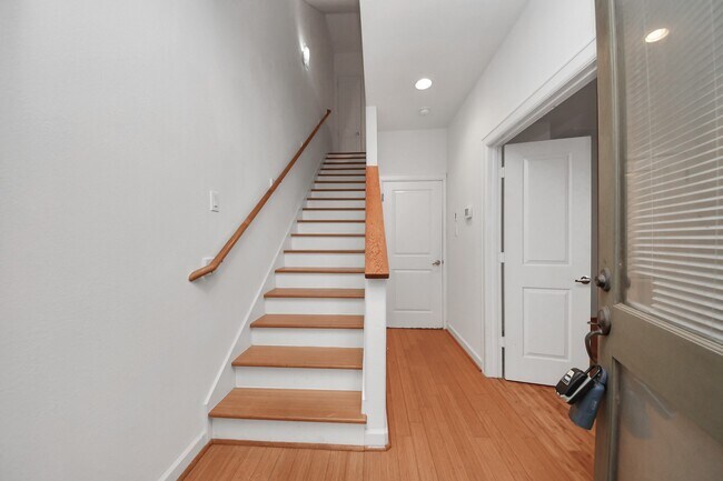 Building Photo - 1403 Delano St