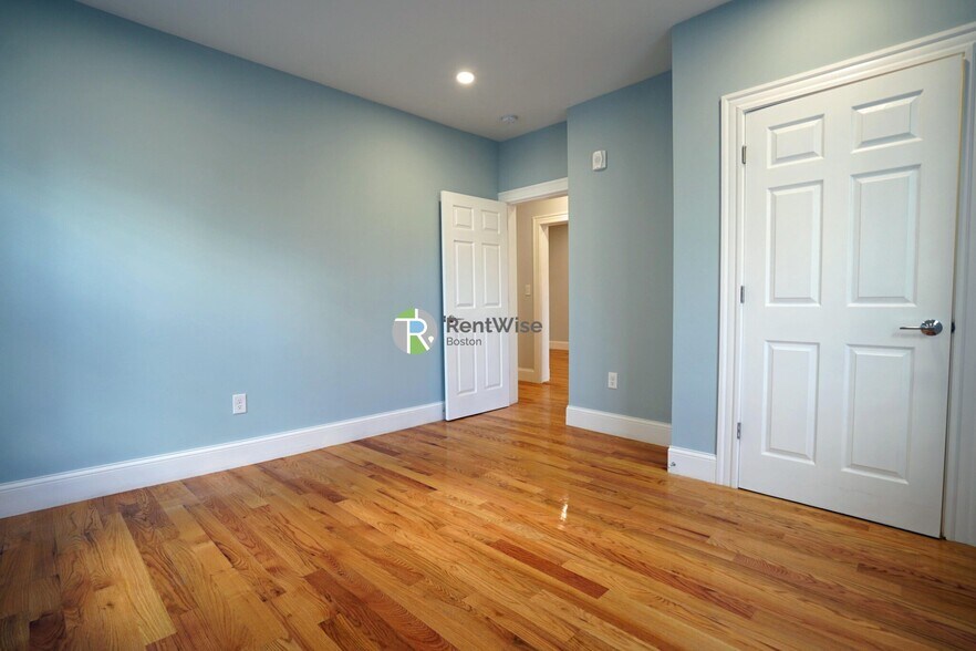 Building Photo - 374 Oxford St