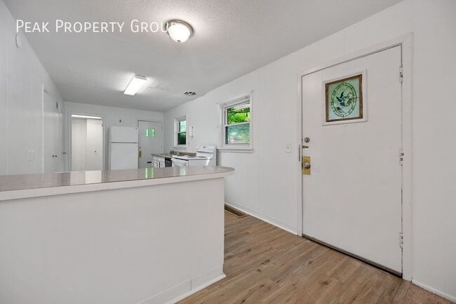 Building Photo - 2533 Ravine St